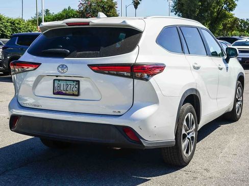 Used 2023 Toyota Highlander XLE image 4