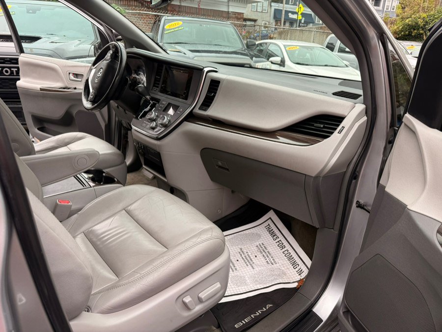 Used 2017 Toyota Sienna XLE w/ XLE Navigation Package AWD/4WD image 20