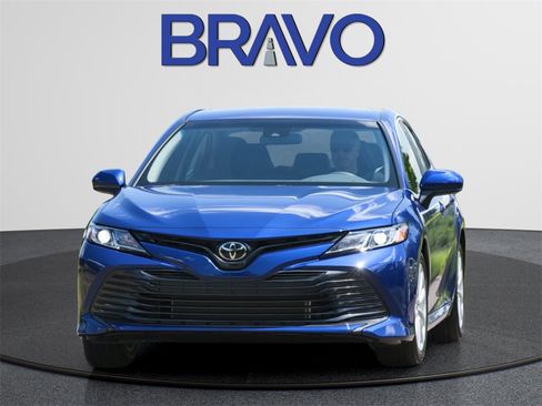 Used 2020 Toyota Camry XLE image 1
