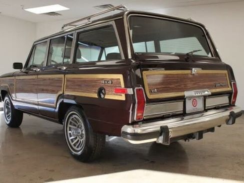 Used 1989 Jeep Grand Wagoneer image 3
