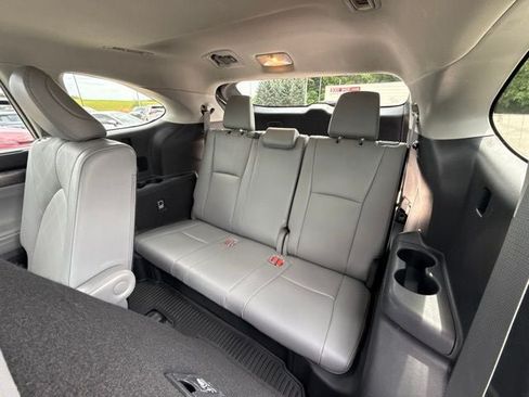 Used 2023 Toyota Highlander Platinum AWD/4WD image 17