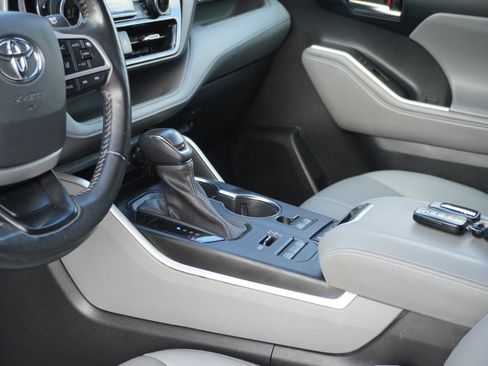 Used 2022 Toyota Highlander XLE image 23
