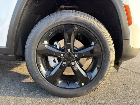 New 2025 Jeep Grand Cherokee Limited w/ Black Appearance Package image 13