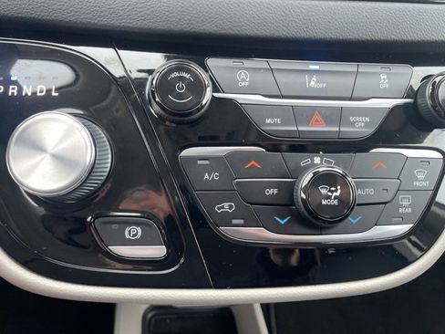 Used 2022 Chrysler Pacifica Touring-L image 27