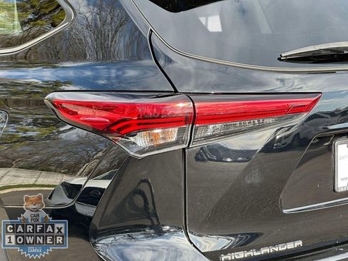 Used 2023 Toyota Highlander XLE AWD/4WD image 10