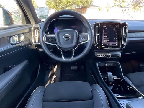 Used 2023 Volvo XC40 Recharge Plus image 8