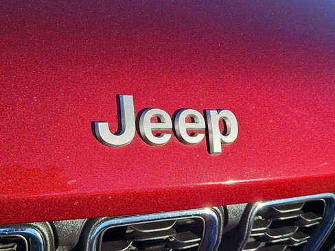 Used 2025 Jeep Grand Cherokee Laredo w/ Luxury Tech Group I image 11