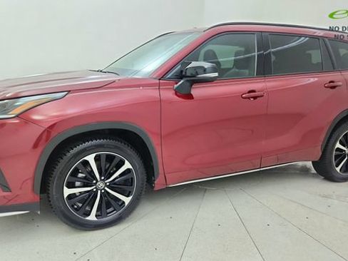 Used 2022 Toyota Highlander XSE AWD/4WD image 3