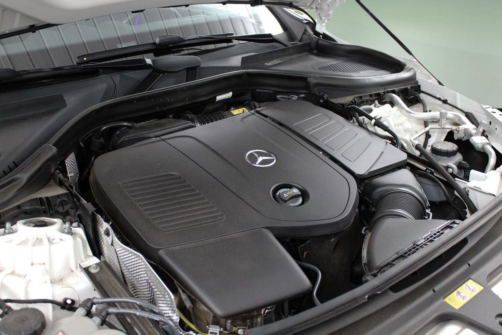 Used 2025 Mercedes-Benz GLC 300 4MATIC image 39