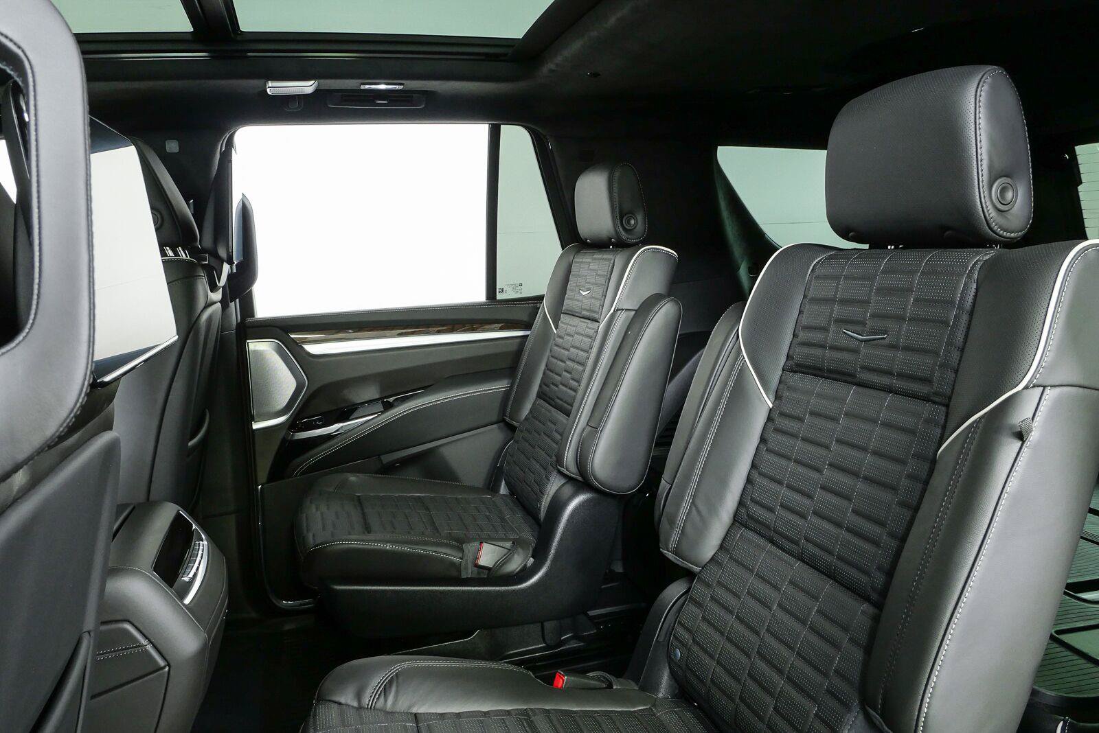 Used 2025 Cadillac Escalade Sport Platinum w/ LPO, ONYX Package AWD/4WD image 19
