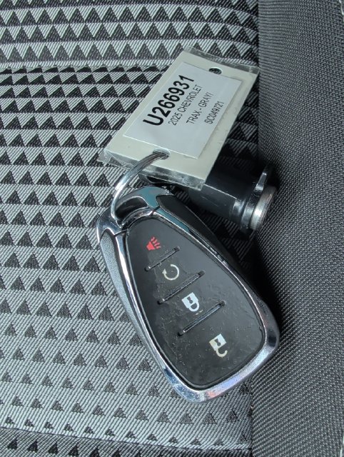 Used 2025 Chevrolet Trax LT FWD image 27