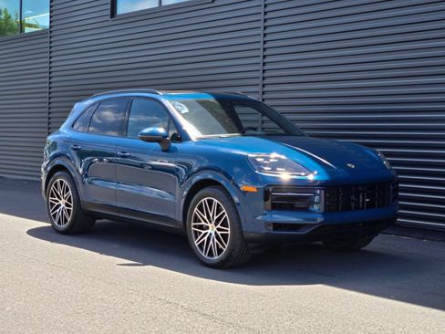Used 2025 Porsche Cayenne w/ Premium Package AWD/4WD image 9