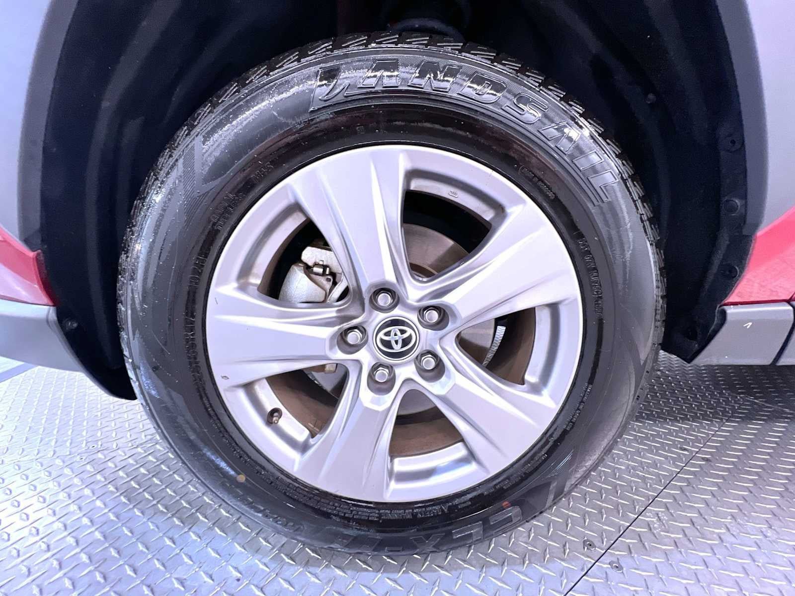 Used 2025 Toyota RAV4 XLE AWD/4WD image 10