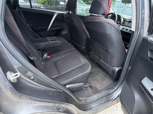 Used 2018 Toyota RAV4 LE FWD image 21