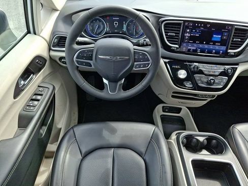 Certified 2023 Chrysler Pacifica Touring-L FWD image 16