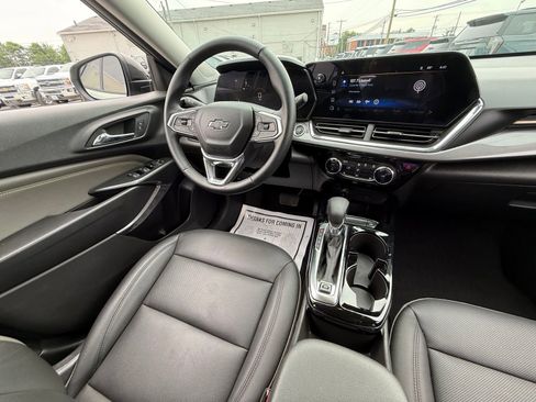 Used 2025 Chevrolet Trax ACTIV FWD image 3