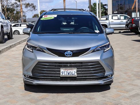 Used 2025 Toyota Sienna Platinum image 2
