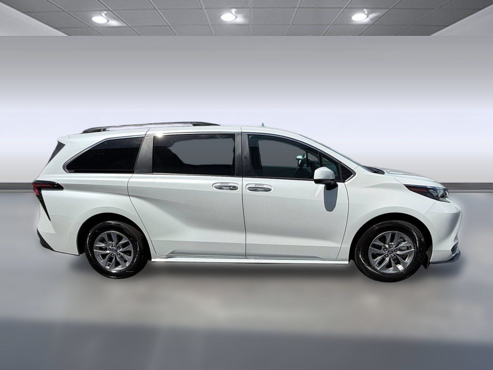 Used 2026 Toyota Sienna XLE FWD image 8