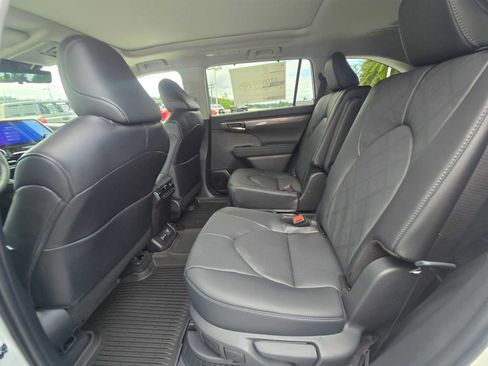 New 2026 Toyota Highlander Platinum AWD/4WD image 16