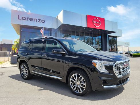 Used 2024 GMC Terrain Denali w/ Denali Premium Package AWD/4WD image 3