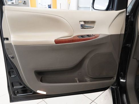 Used 2014 Toyota Sienna XLE w/ Entertainment Package image 16