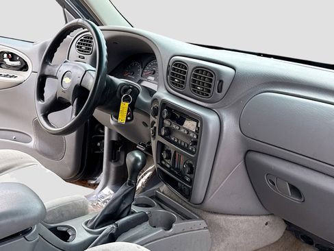 Used 2005 Chevrolet TrailBlazer LS w/ LS Preferred Equipment Group AWD/4WD image 4