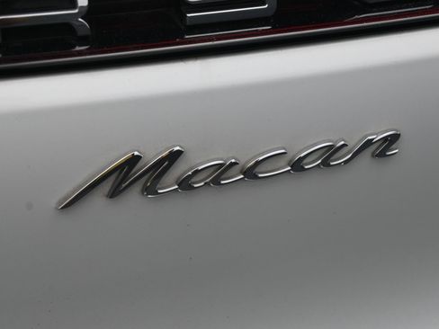 Certified 2025 Porsche Macan image 9