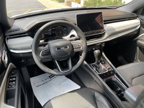 Used 2023 Jeep Compass Limited image 18