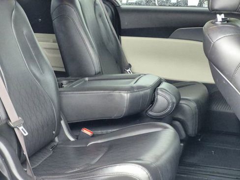 Used 2024 Kia Carnival LX image 20