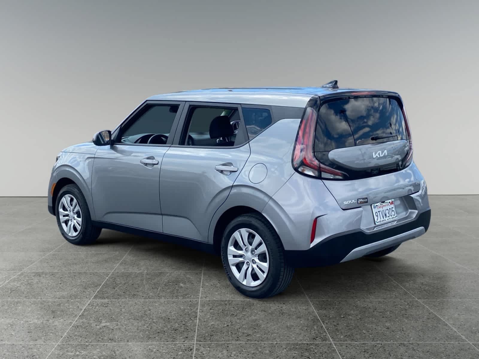 Used 2025 Kia Soul LX FWD image 3