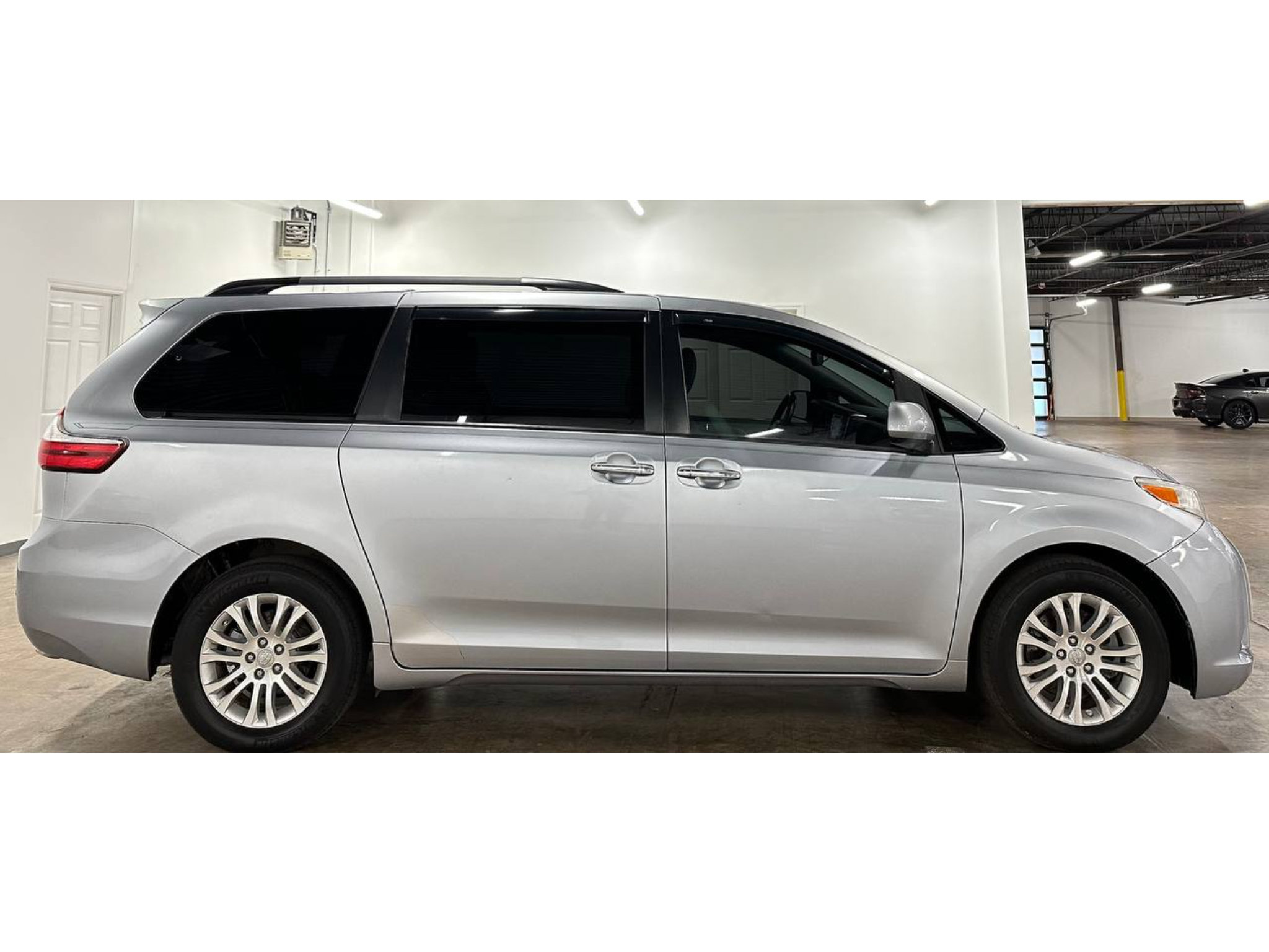 Used 2017 Toyota Sienna XLE w/ XLE Navigation Package FWD image 9