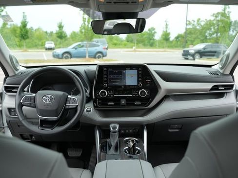 Used 2020 Toyota Highlander Limited FWD image 26