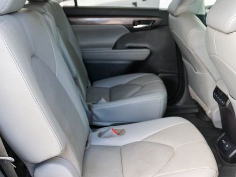 Used 2021 Toyota Highlander Limited image 22