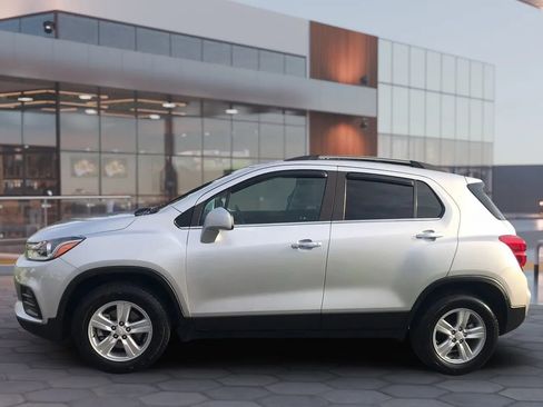 Used 2018 Chevrolet Trax LT w/ LT Convenience Package image 4