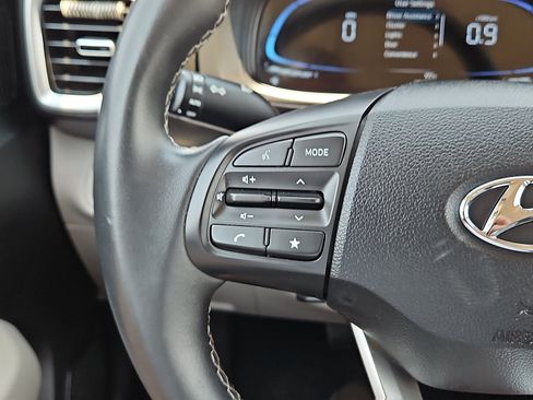 Used 2025 Hyundai Venue SEL FWD image 17