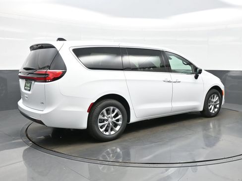 New 2027 Chrysler Pacifica Select AWD/4WD image 8