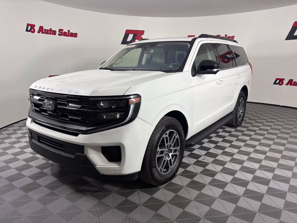 Used 2025 Ford Expedition Active RWD image 2