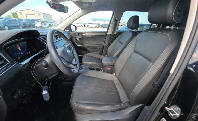Used 2023 Volkswagen Tiguan SE FWD image 3