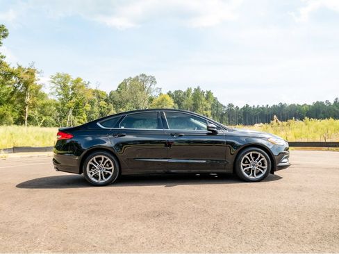 Used 2017 Ford Fusion SE w/ Equipment Group 201A FWD image 4