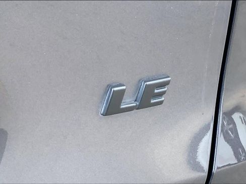 Used 2022 Toyota RAV4 LE FWD image 10
