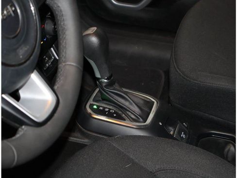 Used 2021 Jeep Renegade Latitude FWD image 11