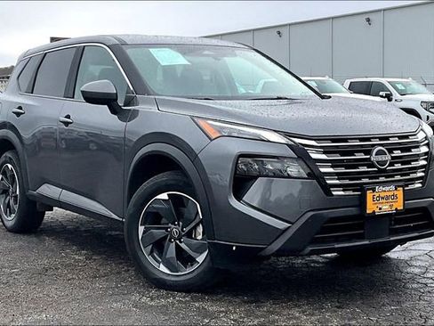 Used 2025 Nissan Rogue SV image 2