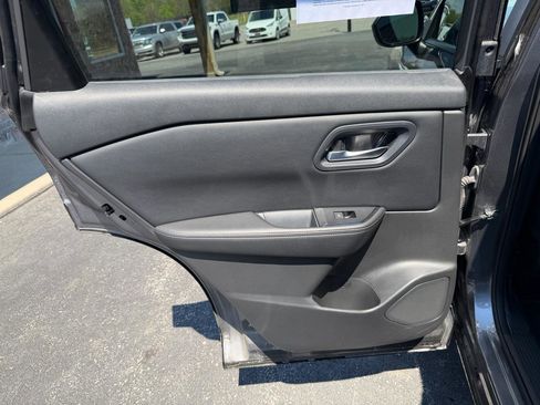 Used 2024 Nissan Rogue SV image 17