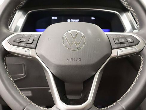 Used 2023 Volkswagen Tiguan SE w/ Panoramic Sunroof Package image 12