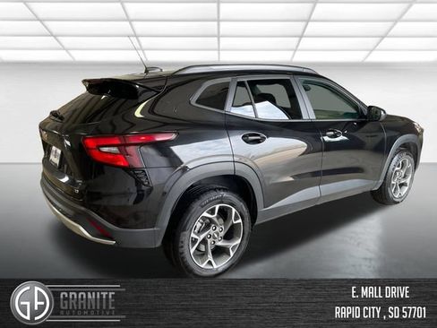 Used 2025 Chevrolet Trax LT FWD image 6