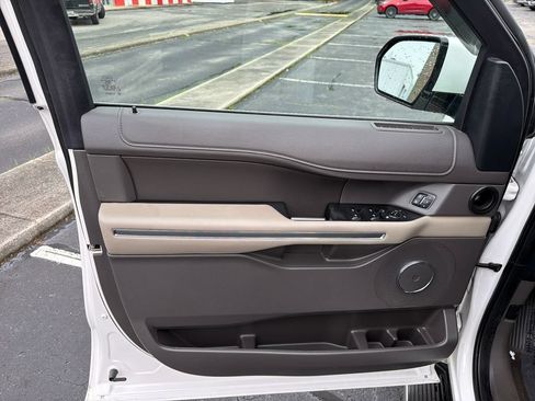 Used 2019 Ford Expedition XLT w/ Equipment Group 202A AWD/4WD image 24