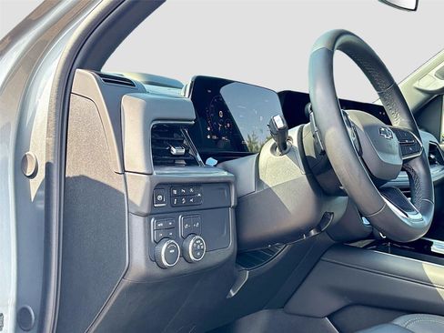 Used 2025 Chevrolet Suburban Z71 AWD/4WD image 10