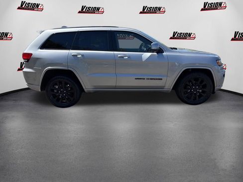 Used 2018 Jeep Grand Cherokee Altitude AWD/4WD image 4