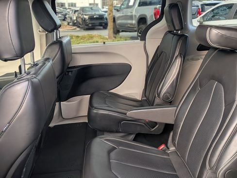 Used 2024 Chrysler Pacifica Touring-L image 32