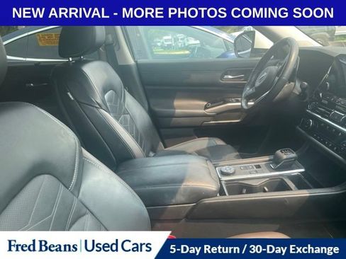 Used 2024 Nissan Pathfinder Platinum w/ Black Appearance Package AWD/4WD image 8